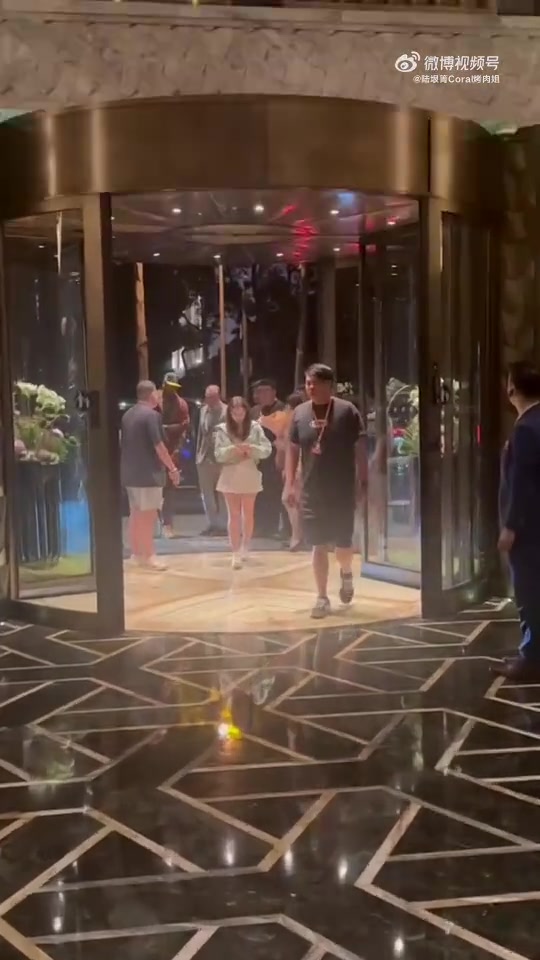 mk体育平台网页版入口人气依旧！甜瓜安东尼已抵达上海开启中国行 上次来中国是13年前