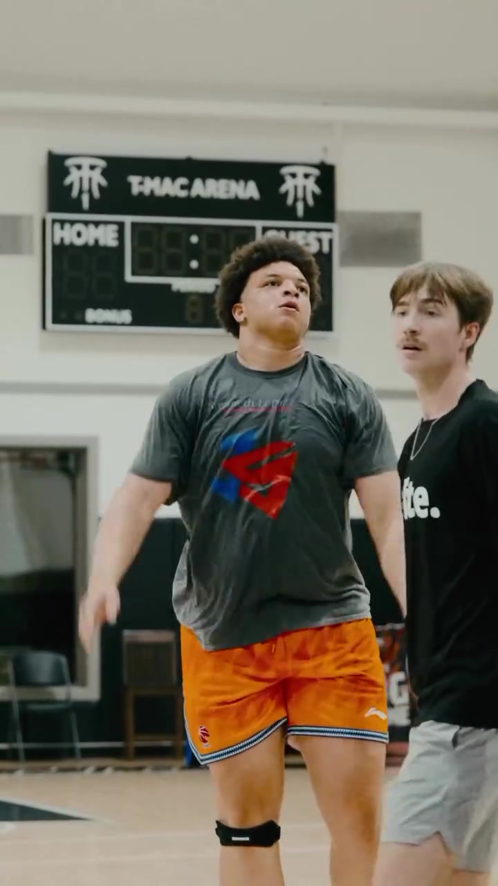 mk体育app官网下赛季还回来吗？洛夫顿晒近期训练视频 还穿着上海队的短裤